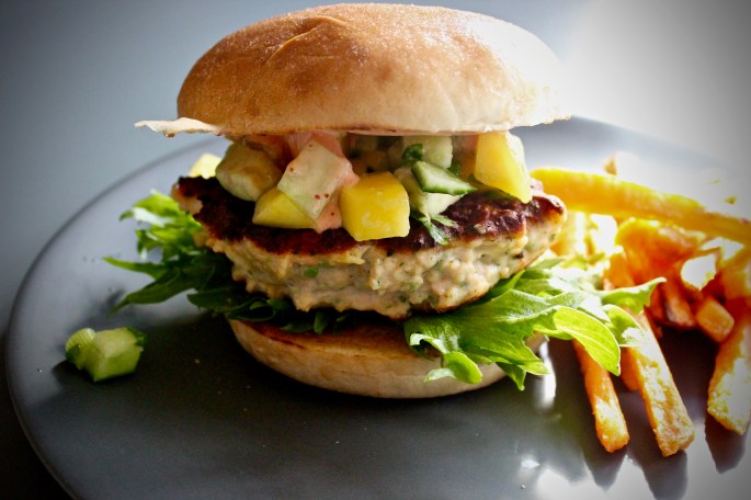 hjemmelaget asiatisk lakseburger mango avokado agurksalat srirachasaus 2