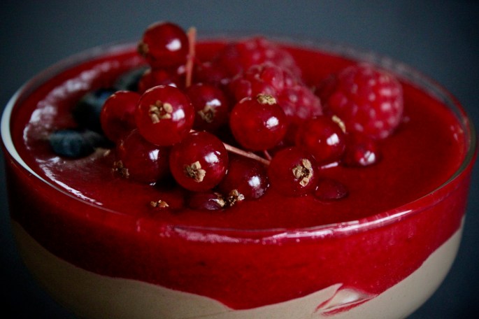 sjokolademousse med bringebærcoulis siden